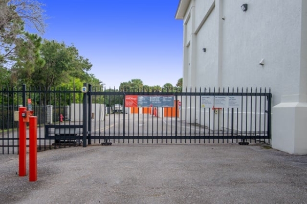 Facility photo: //images.sparefoot.com/medium/2133436884d34223c6e.jpg