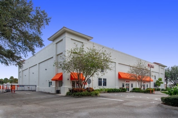 Facility photo: //images.sparefoot.com/medium/21334369f748a56f90f.jpg