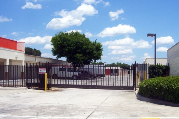 Storage Units at Public Storage - Kissimmee - 1701 Dyer Blvd - 1701 Dyer Blvd