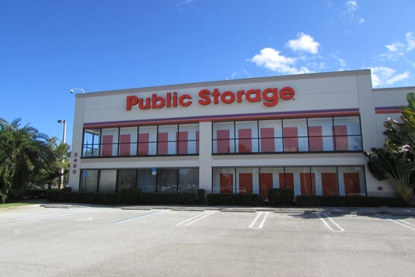 Facility photo: //images.sparefoot.com/medium/213354687ce9eb3c178.jpg