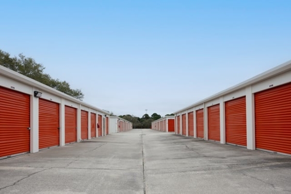 Facility photo: //images.sparefoot.com/medium/213360687b9b15bc0ff.jpg