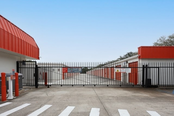 Facility photo: //images.sparefoot.com/medium/213360687b9b17a8172.jpg