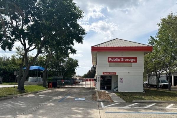 Facility photo: //images.sparefoot.com/medium/213362687b9bdfcb67e.jpg