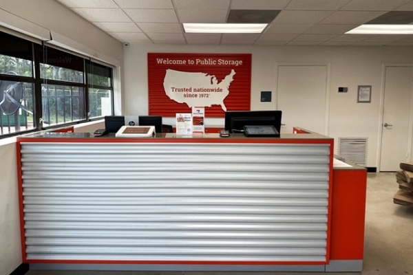 Facility photo: //images.sparefoot.com/medium/213362690cac00ebad7.jpg