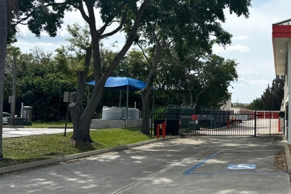 Facility photo: //images.sparefoot.com/medium/213362693831eb84a99.jpg