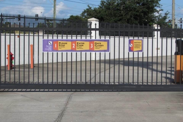 Facility photo: //images.sparefoot.com/medium/2133636a0dbc993f577.jpg