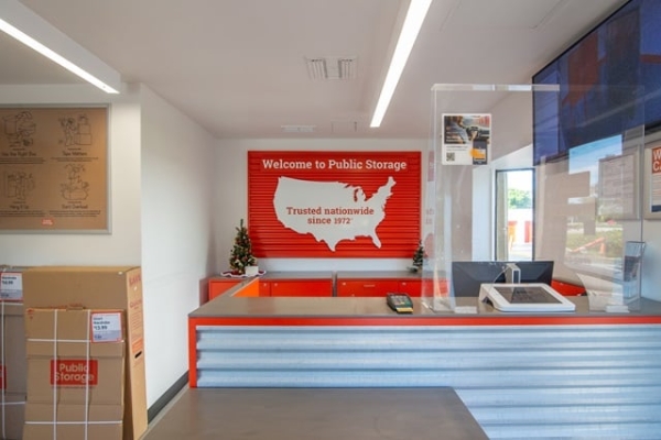 Facility photo: //images.sparefoot.com/medium/21336469f9f10e32585.jpg