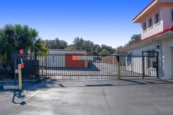 Facility photo: //images.sparefoot.com/medium/213365687b9adc854d8.jpg