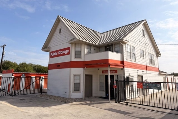 Facility photo: //images.sparefoot.com/medium/213368693c274bec1e2.jpg