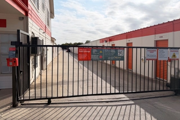 Facility photo: //images.sparefoot.com/medium/213368693c274f0acae.jpg