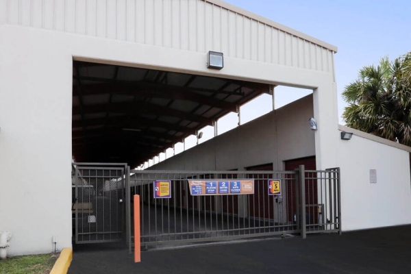 Facility photo: //images.sparefoot.com/medium/21337069f4a8691aa7a.jpg