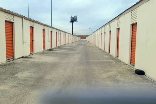 Facility photo: //images.sparefoot.com/medium/2133756884d3a829476.jpg