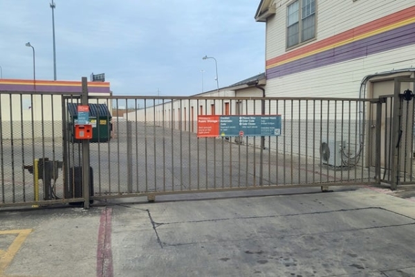 Facility photo: //images.sparefoot.com/medium/213375695fbafd4b085.jpg