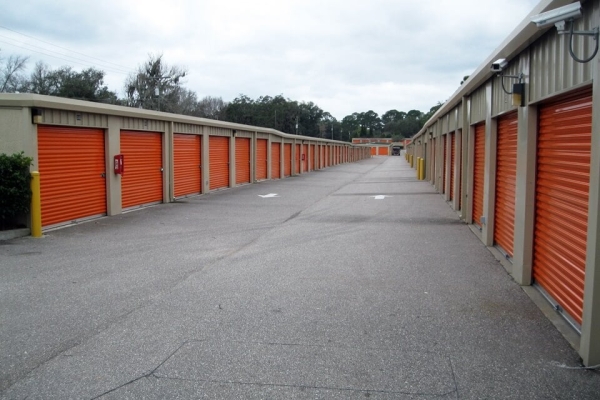 Facility photo: //images.sparefoot.com/medium/213376687e3b40ce3b6.jpg