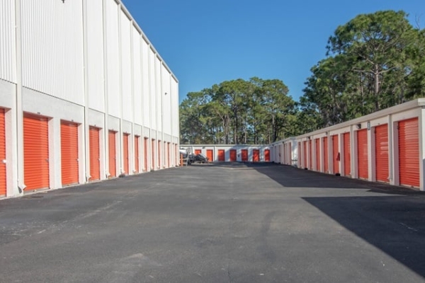 Facility photo: //images.sparefoot.com/medium/2133816884d32577fe2.jpg