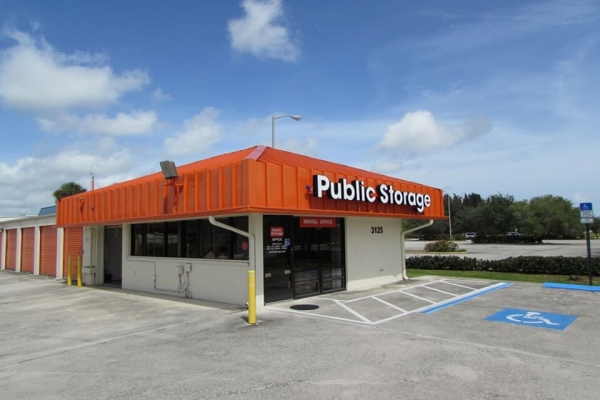 Facility photo: //images.sparefoot.com/medium/2133996884d3434be11.jpg