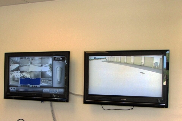 Facility photo: //images.sparefoot.com/medium/213400687a46e7d727e.jpg