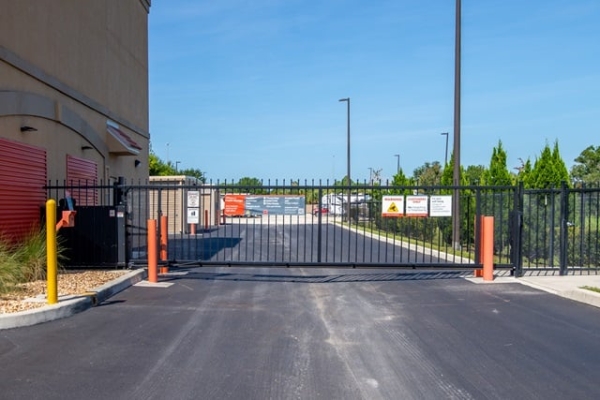 Facility photo: //images.sparefoot.com/medium/2134056936dc11508c6.jpg