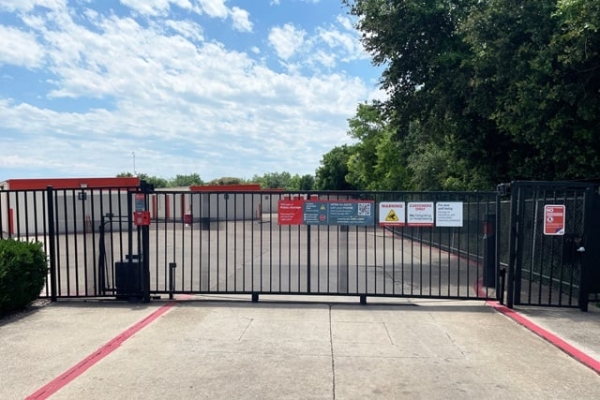 Facility photo: //images.sparefoot.com/medium/213406695682c900907.jpg