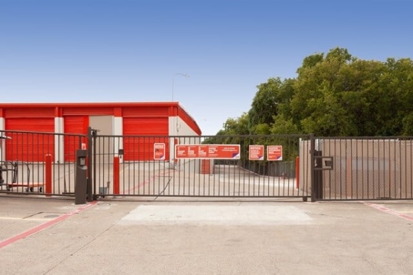 Facility photo: //images.sparefoot.com/medium/213407695681ecacdbb.jpg