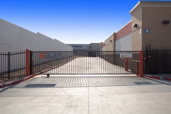 Facility photo: //images.sparefoot.com/medium/213410687e3be473a60.jpg
