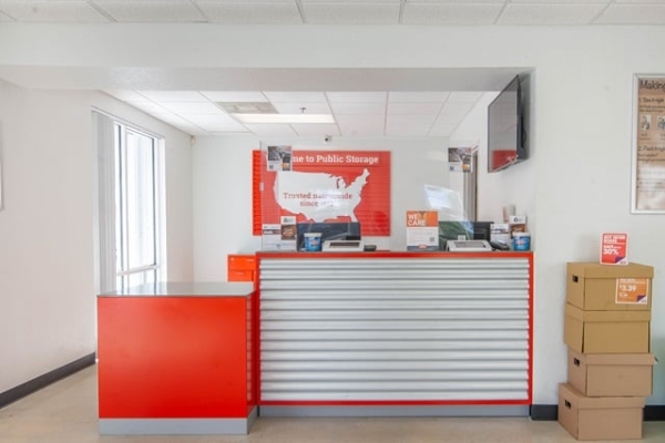 Facility photo: //images.sparefoot.com/medium/21341169f5f8f618a7b.jpg