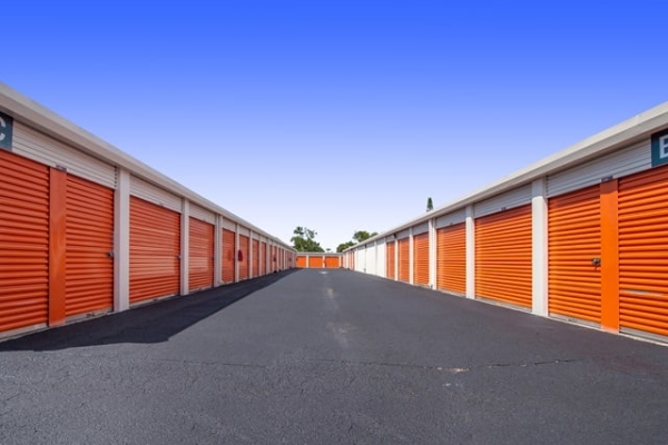 Facility photo: //images.sparefoot.com/medium/2134176884d2ce60ab7.jpg
