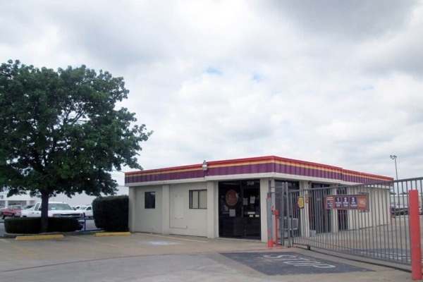 Facility photo: //images.sparefoot.com/medium/213419687a47d56e428.jpg
