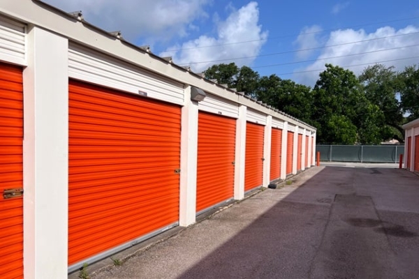 Facility photo: //images.sparefoot.com/medium/213422687a47e7838cf.jpg