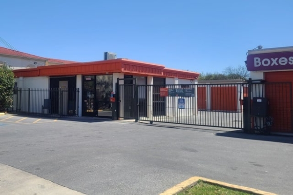 Facility photo: //images.sparefoot.com/medium/213428693c26e68eeec.jpg