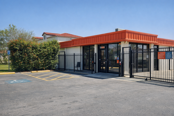 Facility photo: //images.sparefoot.com/medium/21342869f5f9fce6929.jpg
