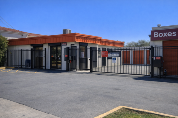 Facility photo: //images.sparefoot.com/medium/21342869f74954375a3.jpg