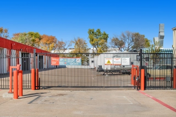 Storage Units at Public Storage - Dallas - 12343 E Northwest Highway - 12343 E Northwest Highway