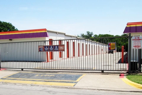Facility photo: //images.sparefoot.com/medium/213441687a4807c6a06.jpg