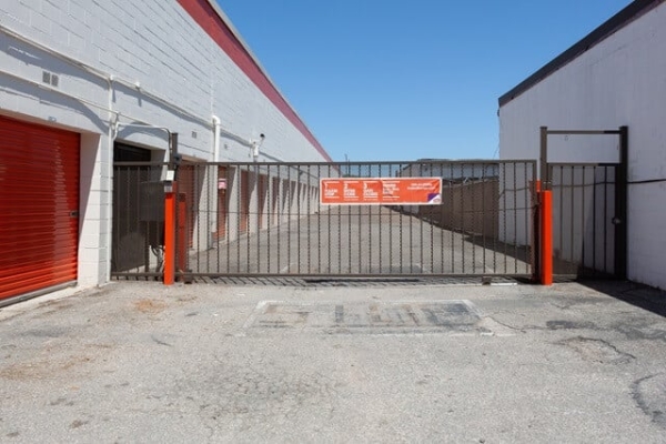 Facility photo: //images.sparefoot.com/medium/213454690363cb99a62.jpg