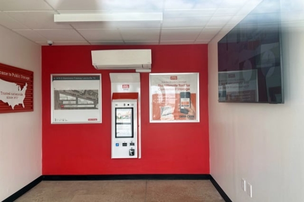 Facility photo: //images.sparefoot.com/medium/2134636877a54d5a564.jpg