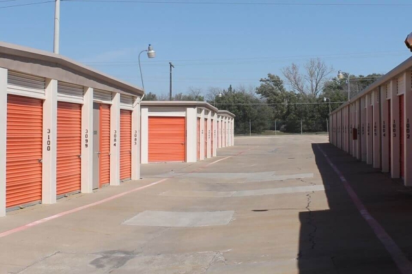 Facility photo: //images.sparefoot.com/medium/21346769568252de105.jpg