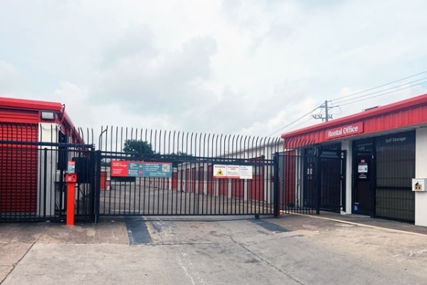 Facility photo: //images.sparefoot.com/medium/213476687a4825dfb8f.jpg