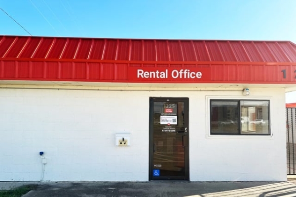 Facility photo: //images.sparefoot.com/medium/2134836876565cd0ada.jpg