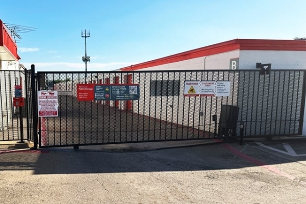 Facility photo: //images.sparefoot.com/medium/2134836876565fbb18e.jpg