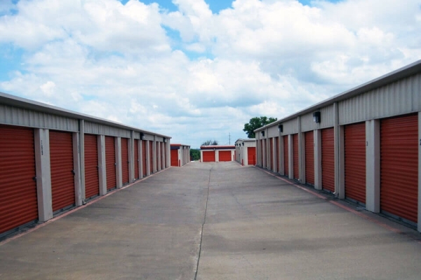 Facility photo: //images.sparefoot.com/medium/21348669f4a9acab2df.jpg