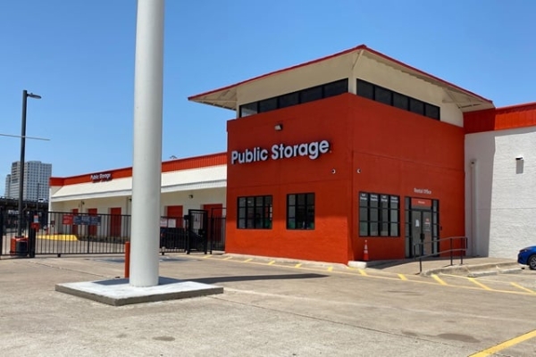 Facility photo: //images.sparefoot.com/medium/213492687a484e88c83.jpg