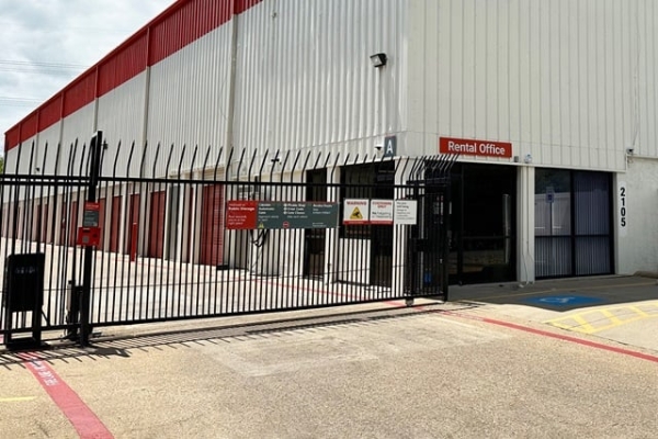 Storage Units at Public Storage - Dallas - 2105 Winsted Drive - 2105 Winsted Drive