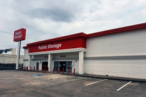 Storage Units at Public Storage - Houston - 7715 Katy Freeway - 7715 Katy Freeway