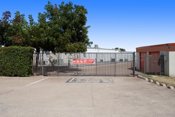 Facility photo: //images.sparefoot.com/medium/213505689355a2cd596.jpg