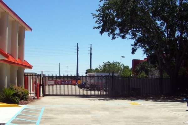 Storage Units at Public Storage - Orlando - 6040 Lakehurst Dr - 6040 Lakehurst Dr