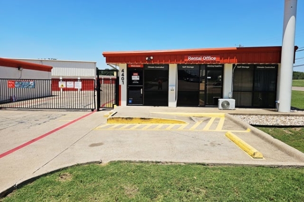 Storage Units at Public Storage - Dallas - 4401 S Westmoreland Road - 4401 S Westmoreland Road