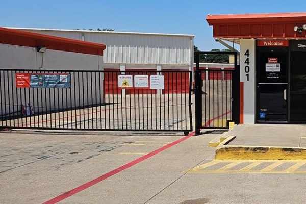 Storage Units at Public Storage - Dallas - 4401 S Westmoreland Road - 4401 S Westmoreland Road