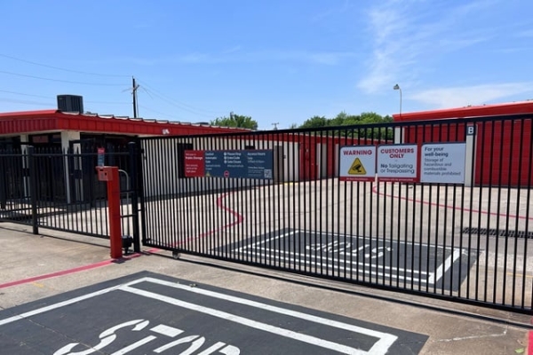 Storage Units at Public Storage - Dallas - 1605 Vilbig Road - 1605 Vilbig Road