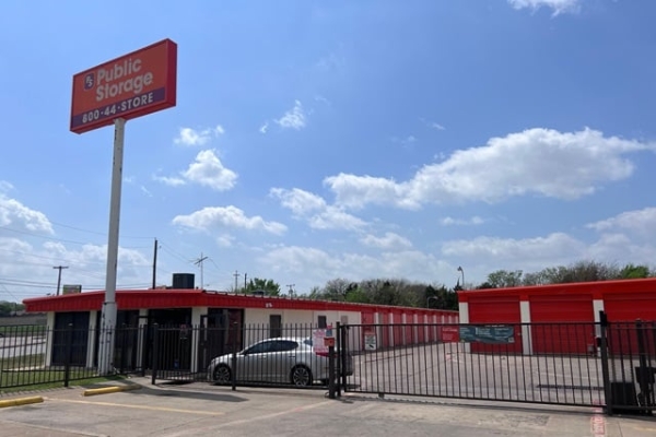Storage Units at Public Storage - Dallas - 1605 Vilbig Road - 1605 Vilbig Road
